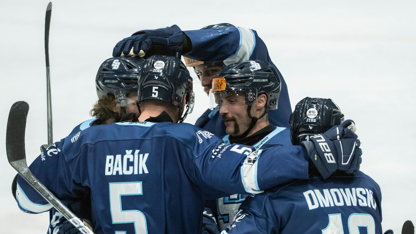 Hráči Slovana Bratislava sa tešia z gólu.