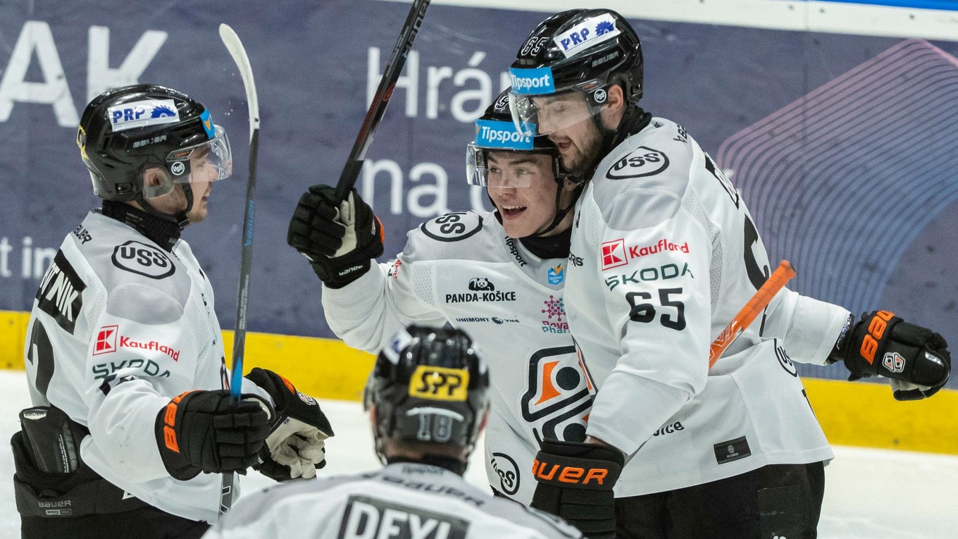 Hráč Košíc Michal Liščinský (druhý sprava) sa teší z gólu v prvom zápase semifinále hokejovej Tipsport ligy HC Slovan Bratislava - HC Košice.