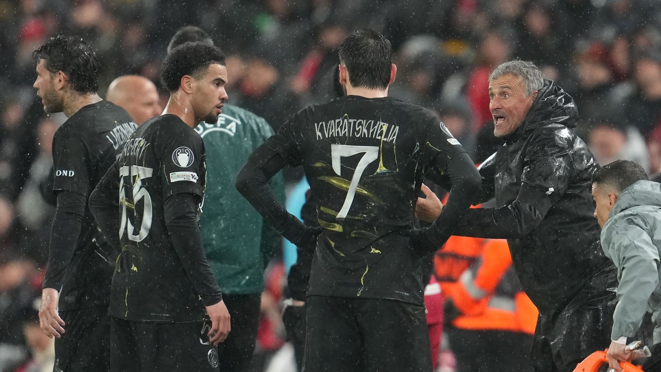 Luis Enrique komunikuje s hráčmi.