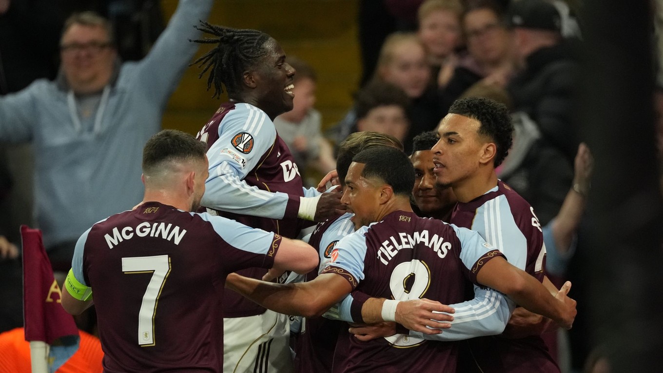 Aston Villa oslavuje gól. 