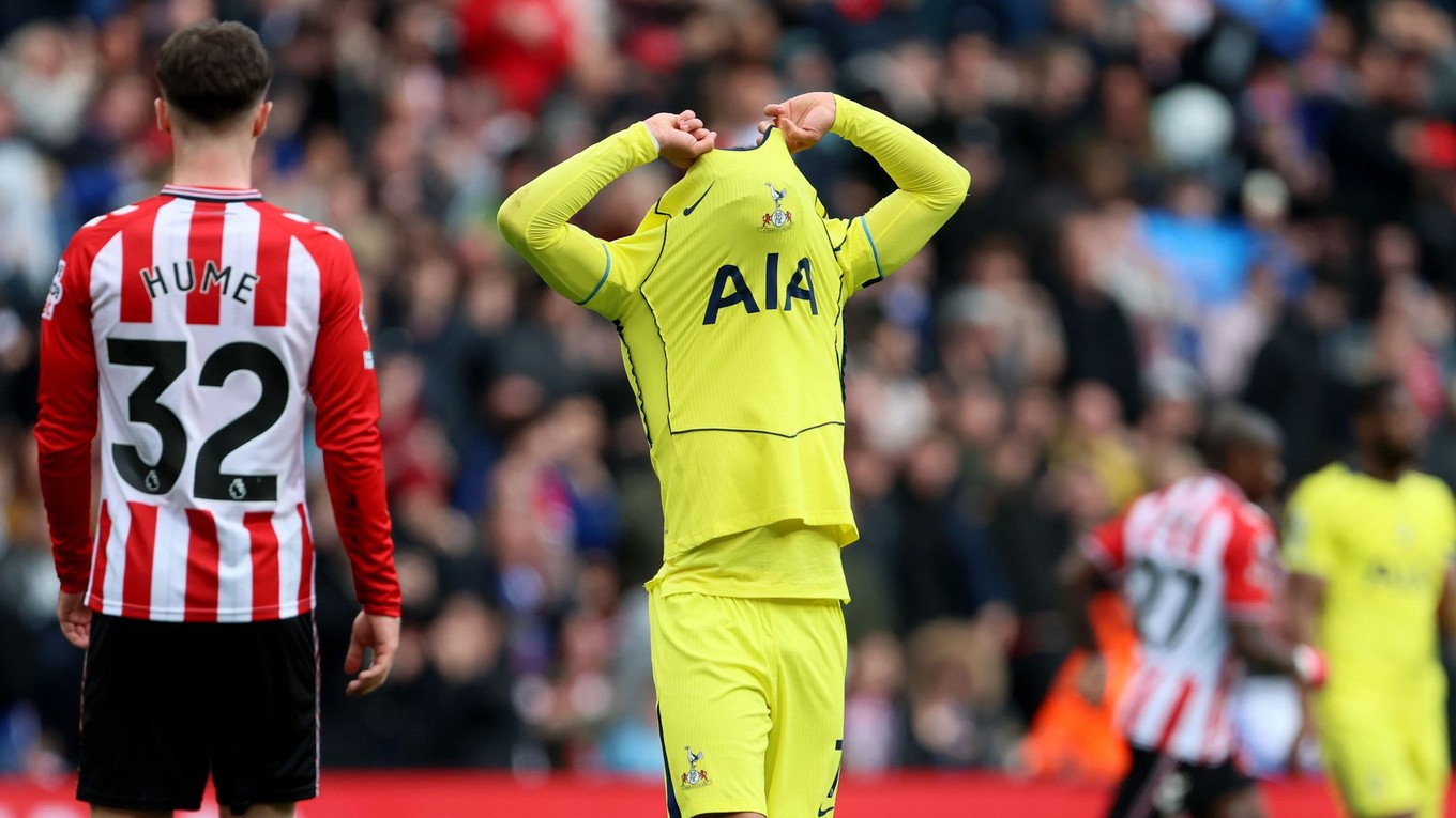 Na snímke hráč Tottenhamu Xavi Simons reaguje po zápase.