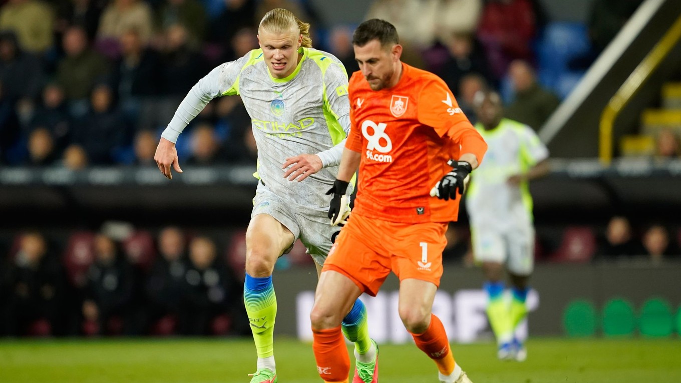 Martin Dúbravka odkopáva loptu pred napádajúcim Erlingom Haalandom. 