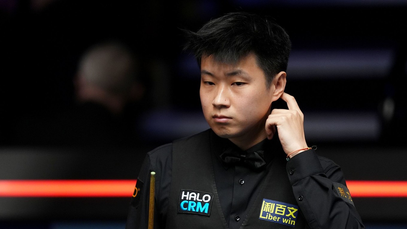 Obhajca titulu Čao Sin-tchung počas štvrťfinále MS v snookri 2026.