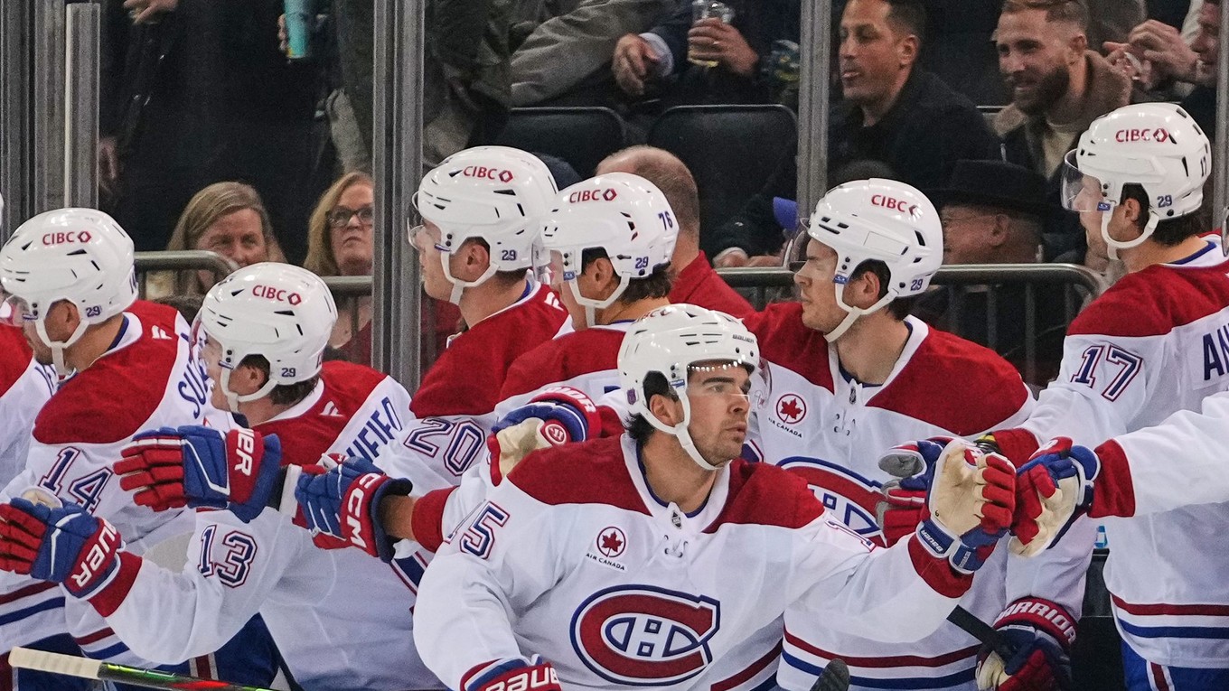 Hokejisti Montrealu Canadiens oslavujú gól.