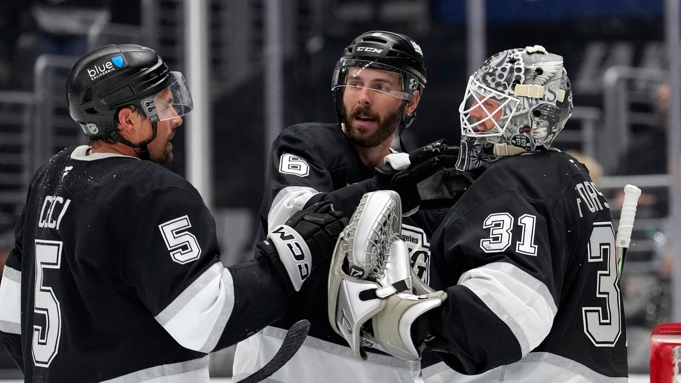 Brankár Anton Forsberg (vpravo) v drese Los Angeles Kings.