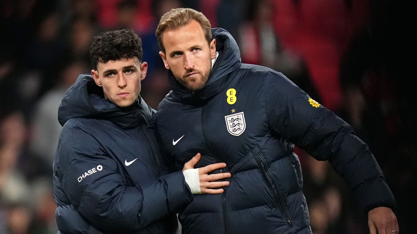 Na snímke anglickí futbalisti Phil Foden (vľavo) a Harry Kane reagujú po prehre v prípravnom zápase Anglicko - Japonsko.