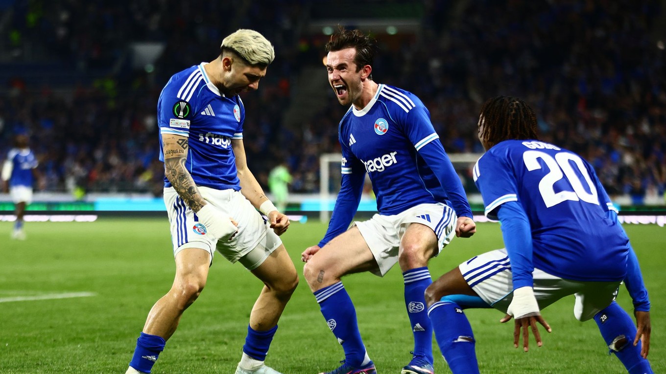 Futbalisti Racing Štrasburg oslavujú gól.