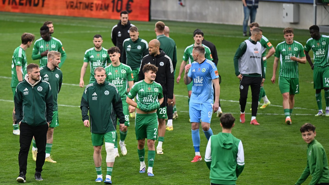 Hráči Prešova reagujú po zápase  4. kola nadstavbovej časti futbalovej Niké ligy v skupine o udržanie sa medzi FC Tatran Prešov - MFK Ružomberok.