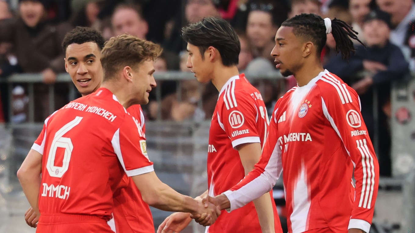 Hráči Bayernu oslavujú gól.