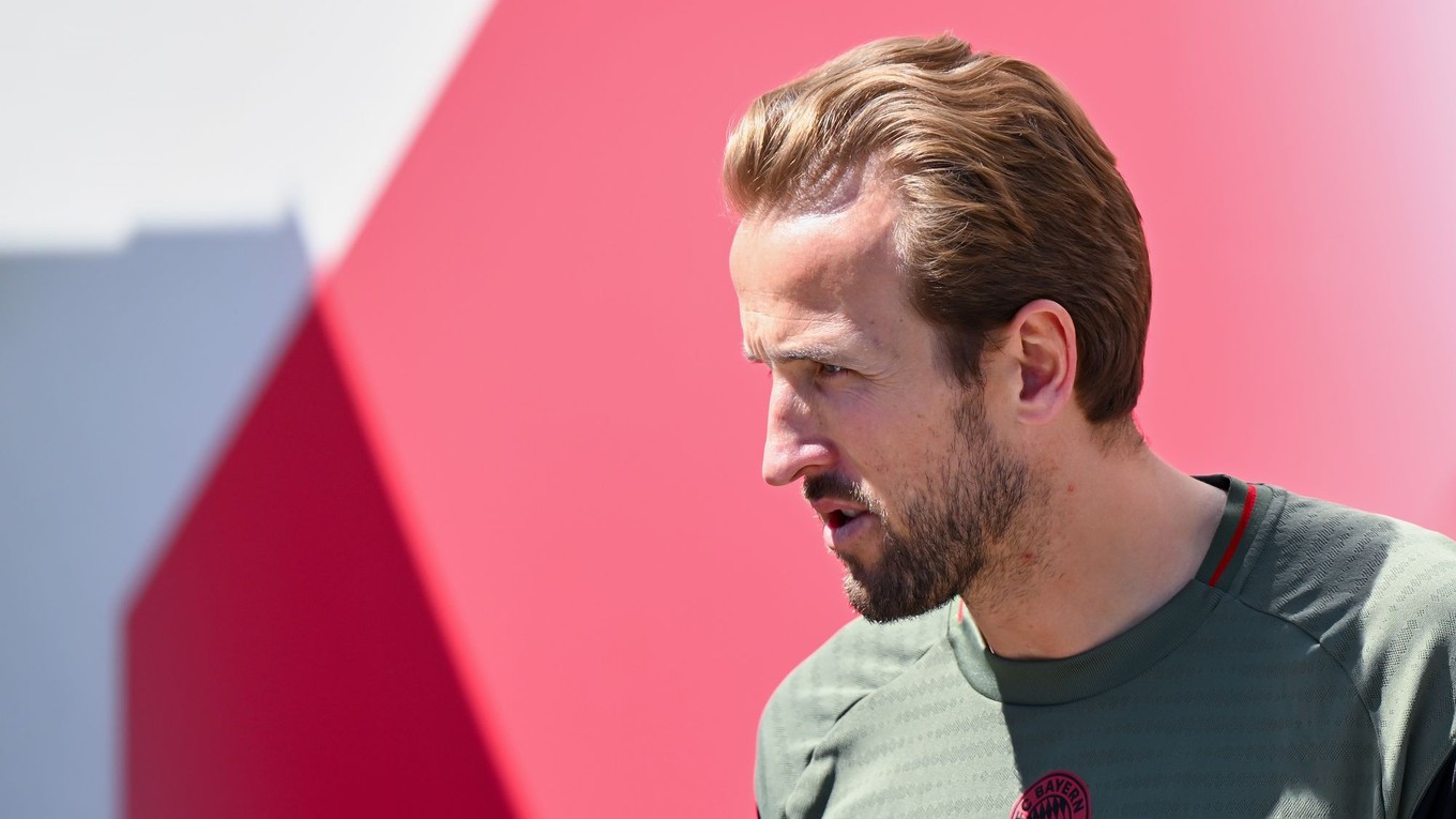 Na snímke futbalista Bayernu Mníchov Harry Kane prichádza na tréning.