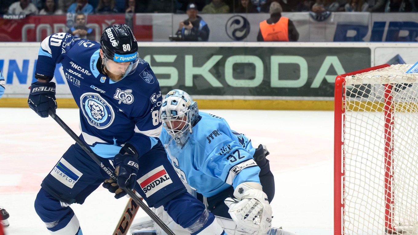 Tomáš Chrenko (Nitra) a brankár Jaroslav Janus (Slovan) v prvom zápase finále play off Tipsport extraligy medzi HK Nitra a HC Slovan Bratislava.