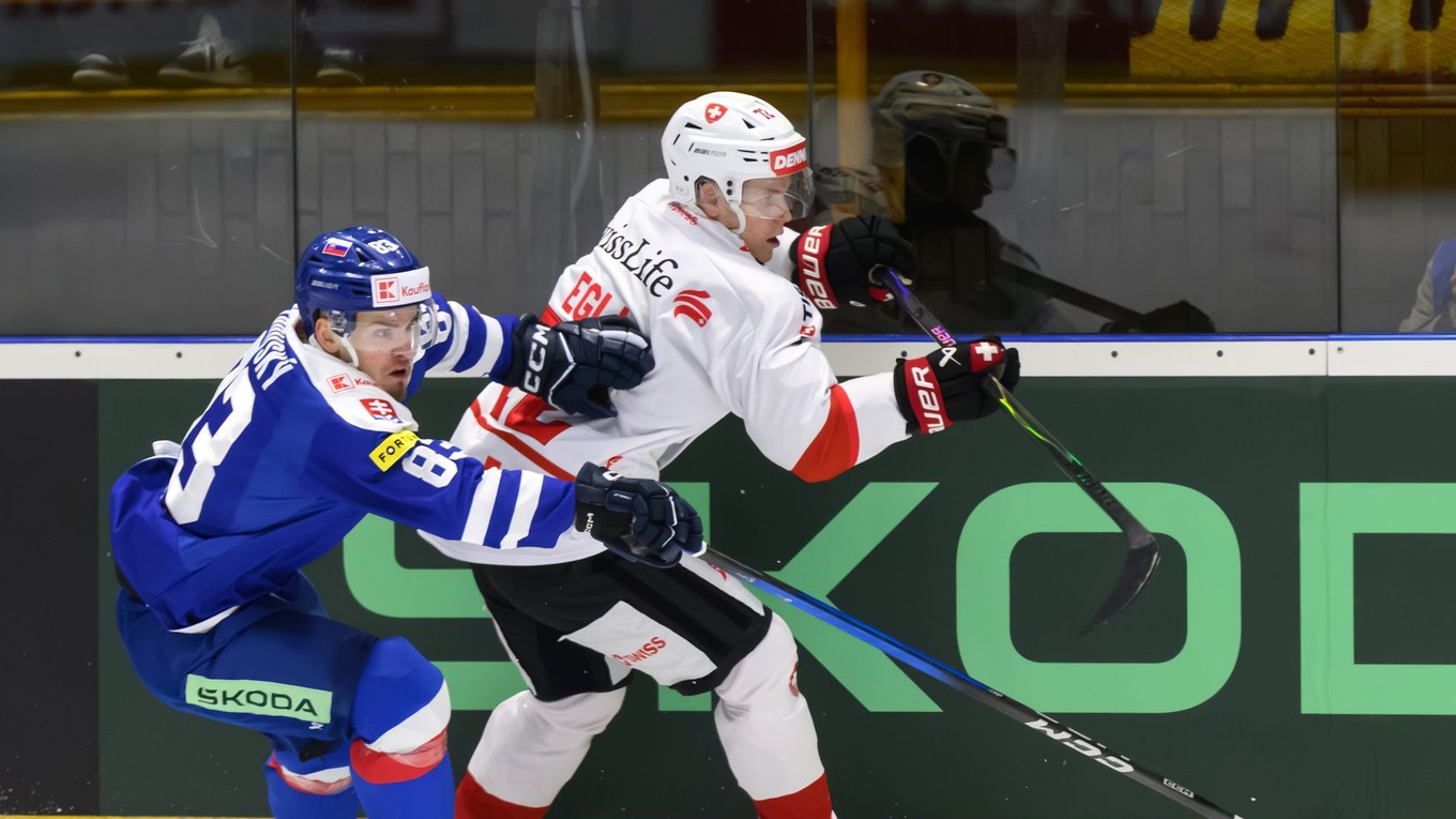 Na snímke zľava Servác Petrovský (Slovensko) a Diminik Egli (Švajčiarsko) v prípravnom zápase.