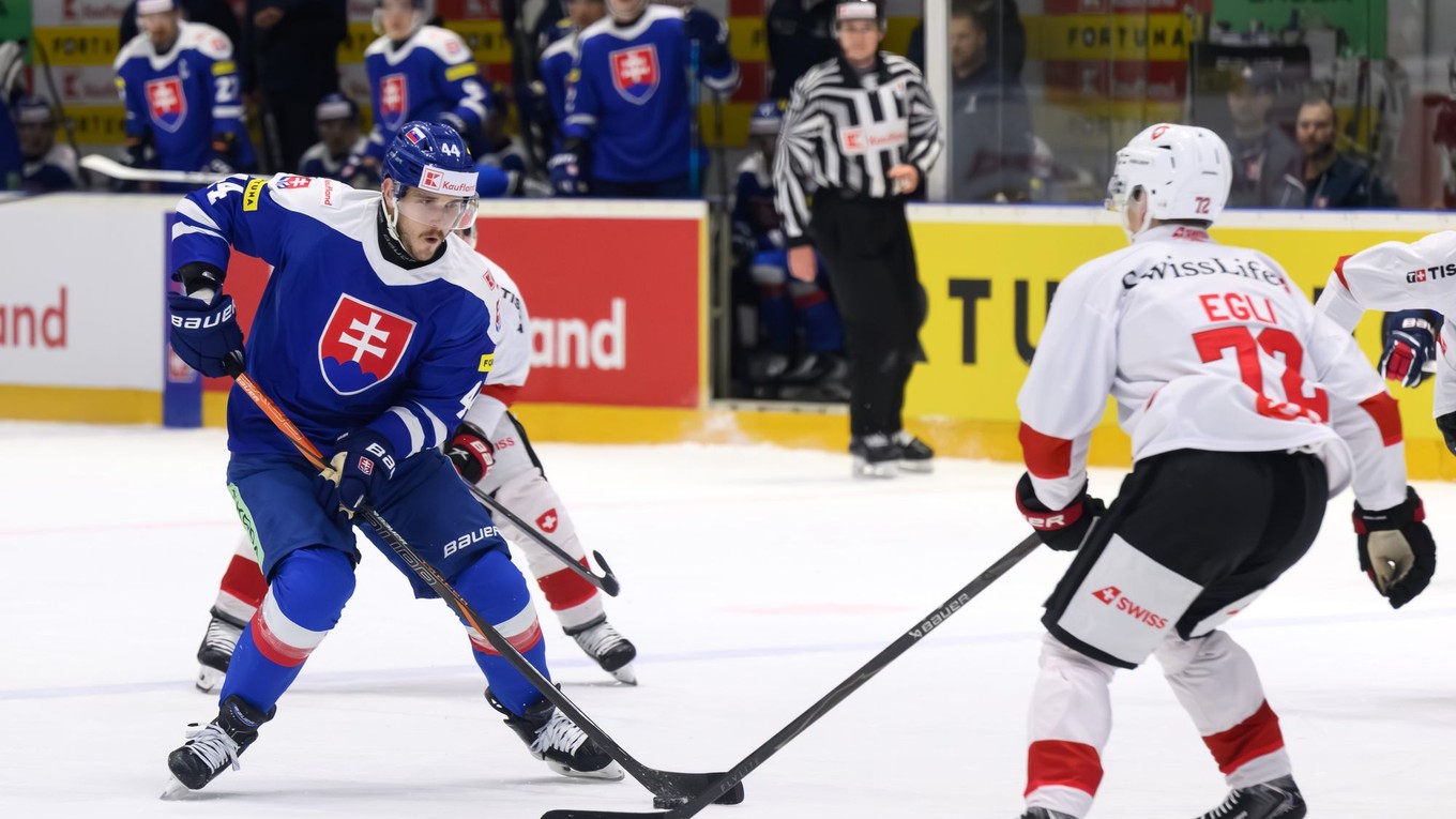 Na snímke zľava Jakub Meliško (Slovensko) a Diminik Egli (Švajčiarsko) v prípravnom zápase.