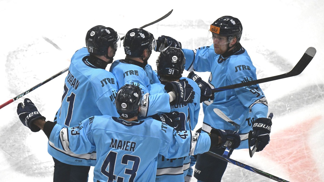 Gólová radosť hráčov Slovana v šiestom semifinálovom stretnutí play off hokejovej Tipsport ligy HC Košice - HC Slovan Bratislava.