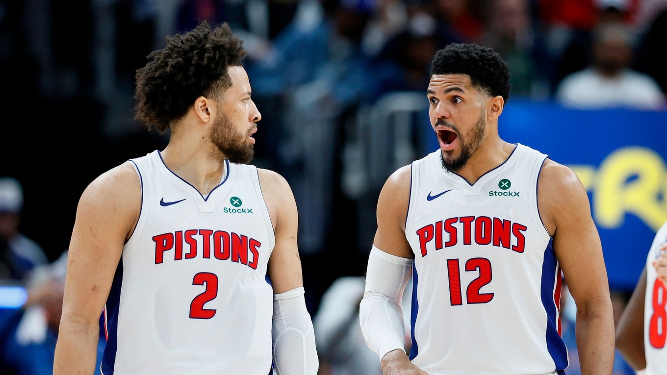 Hráči Tobias Harris (12) a Cade Cunningham (2) z Detroitu Pistons počas piateho zápasu.