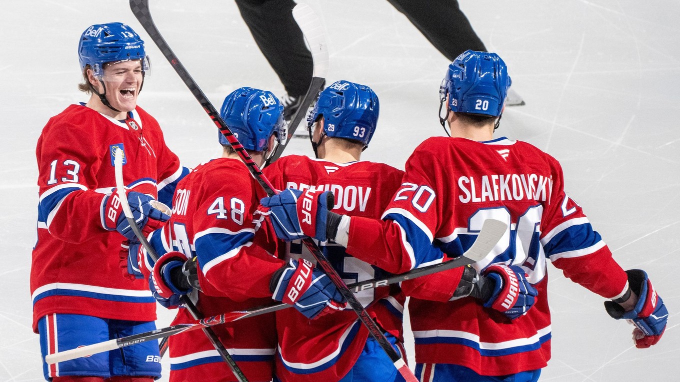 Ivan Demidov (93) oslavuje gól s Caufieldom (13), Hutsonom (48) a Jurajom Slafkovským (20).