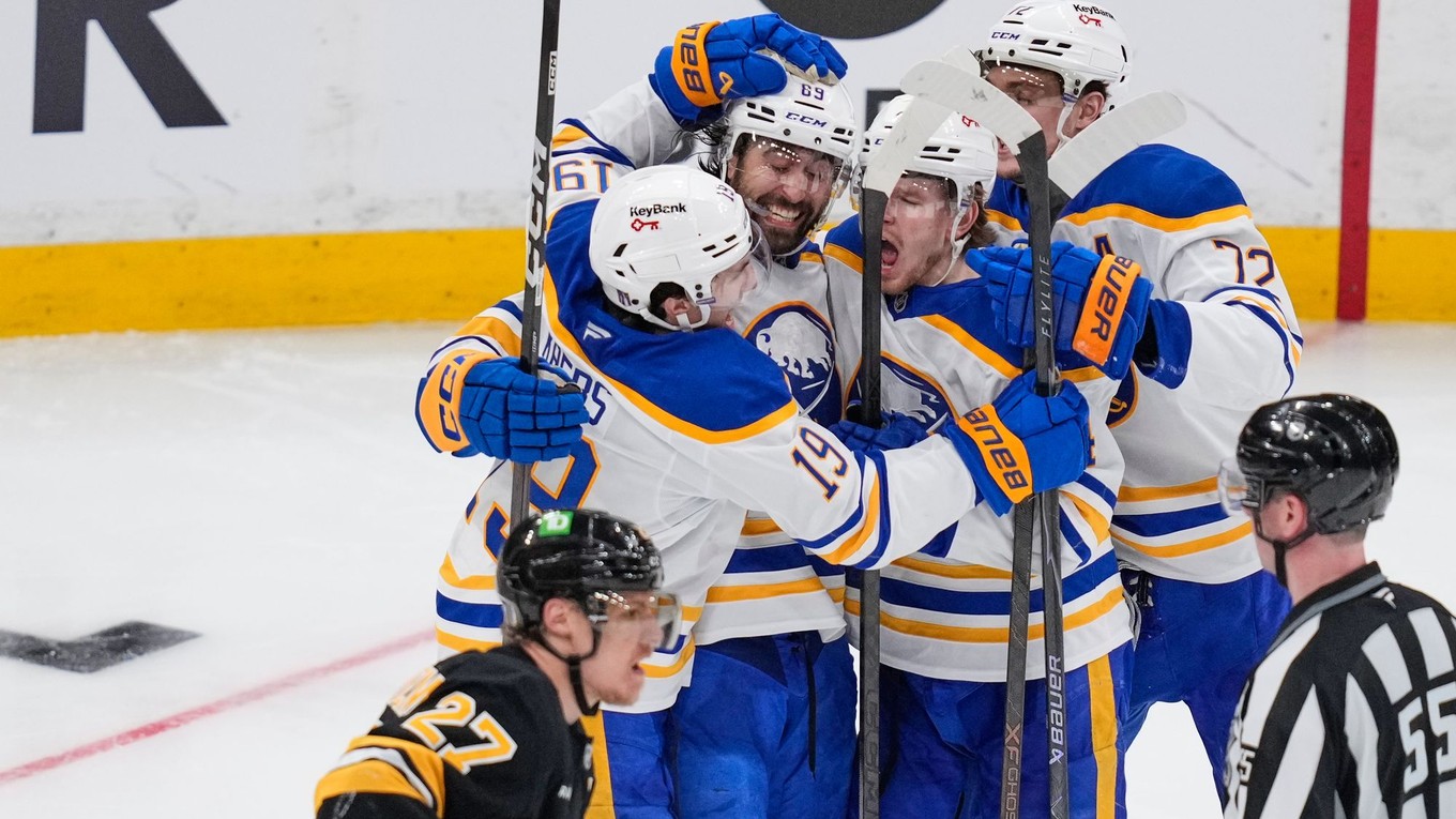 Hráč Buffala Alex Tuch (89) sa raduje so spoluhráčmi po strelení gólu.