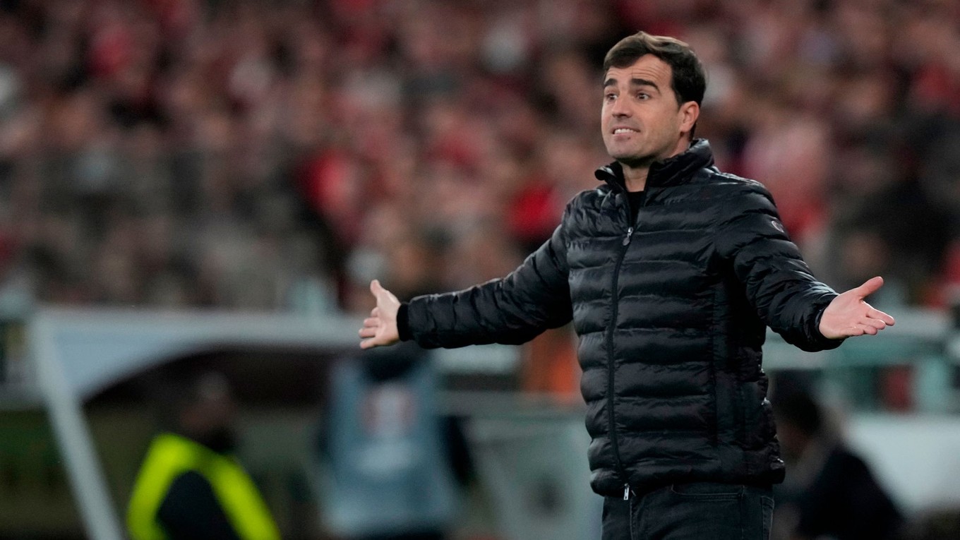 Na archívnej snímke z 15. februára 2024 tréner Toulouse Carles Martinez Novell.