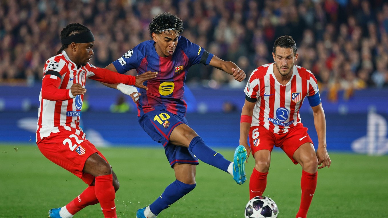 Lamine Yamal z Barcelony (uprostred) strieľ pred Ademolom Lookmanom z Atlética Madrid (vľavo) a Kokeom z Atlética Madrid.