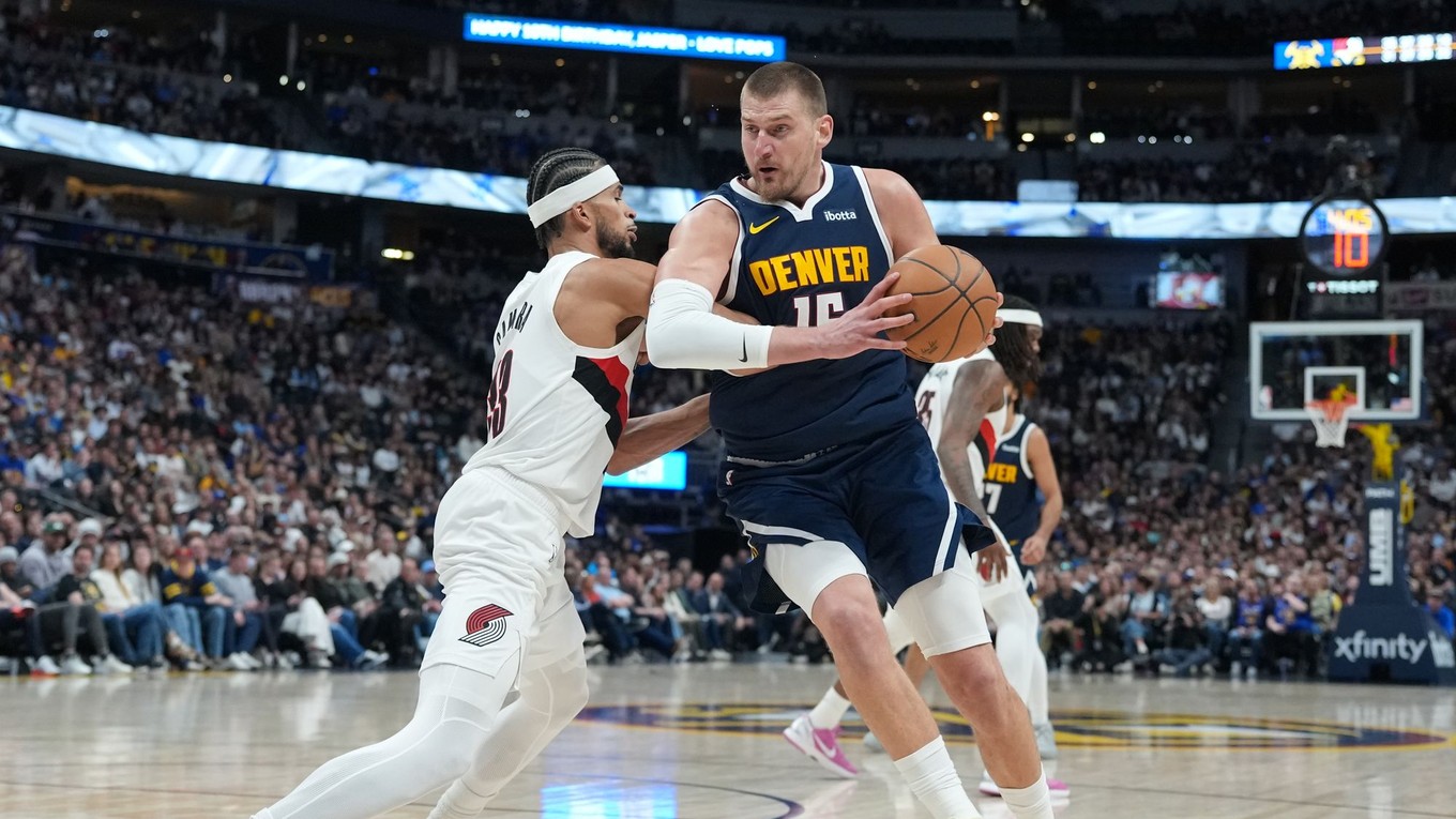 Nikola Jokič z Denver Nuggets (vpravo) preniká pod kôš.