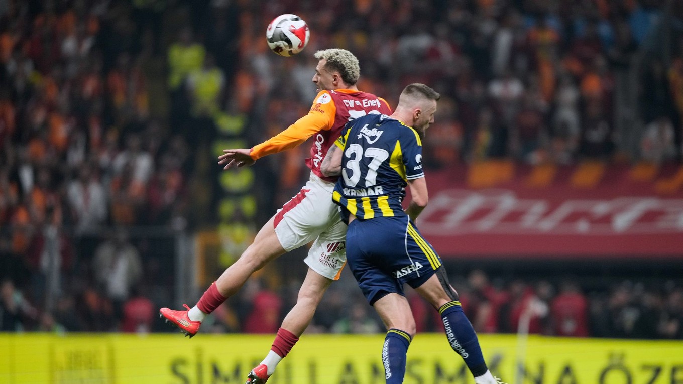 Baris Yilmaz a Milan Škriniar počas derby medzi Galatasarayom a Fenerbahce. 