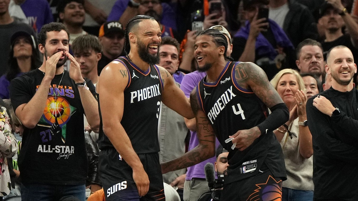 Jalen Green (4) oslavuje víťazstvo so spoluhráčom.