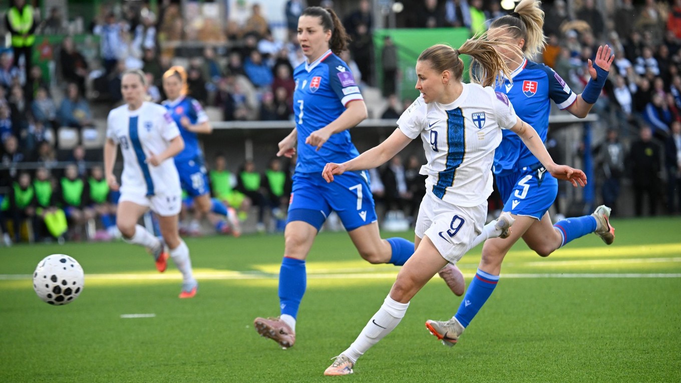 Katariina Kosolová strieľa gól. 