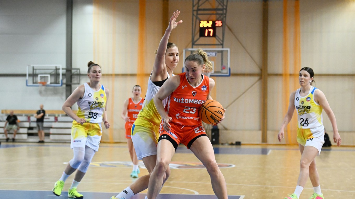 Na snímke vľavo hráčka Čajok Alica Moravčíková a hráčka Ružomberka Oľga Jackovecová počas 5. rozhodujúceho zápasu finále.