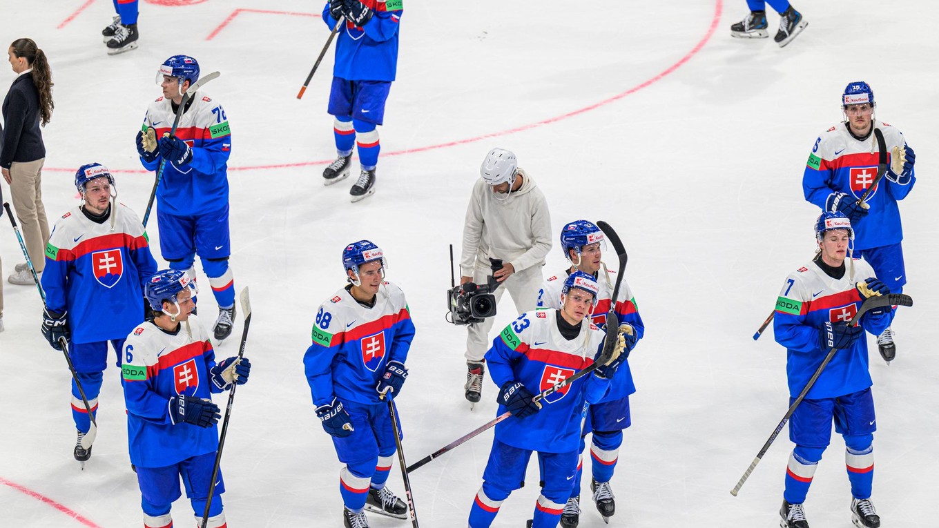 Slovenskí hokejisti sa tešia z víťazstva po zápase základnej B-skupiny Slovensko - Nórsko na MS v hokeji 2026. 