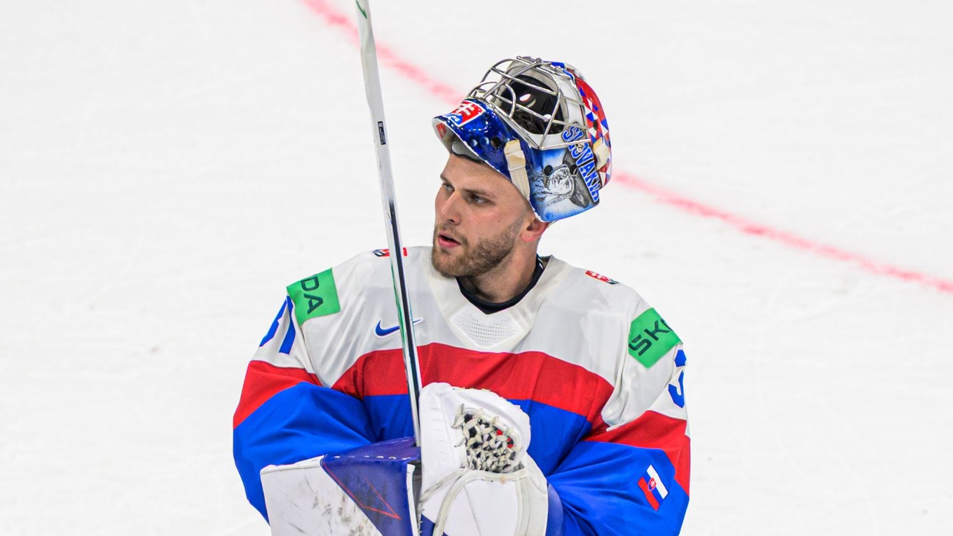 Samuel Hlavaj (Slovensko) ďakuje fanúšikom po zápase základnej B-skupiny Slovensko - Nórsko.