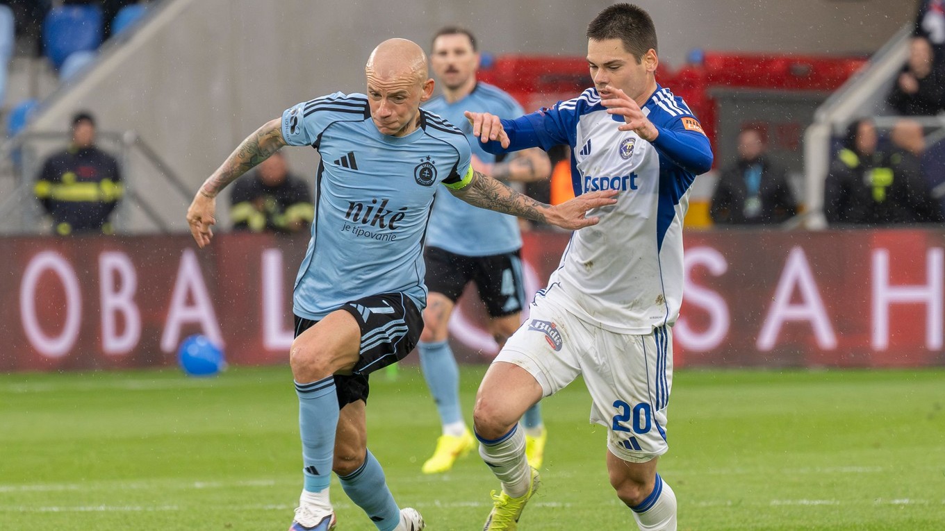 Kapitán Slovana Vladimír Weiss ml. a Luka Lemiško z Michaloviec počas záverečného 10. kola nadstavbovej časti Niké ligy - skupina o titul ŠK Slovan Bratislava - MFK Zemplín Michalovce.
