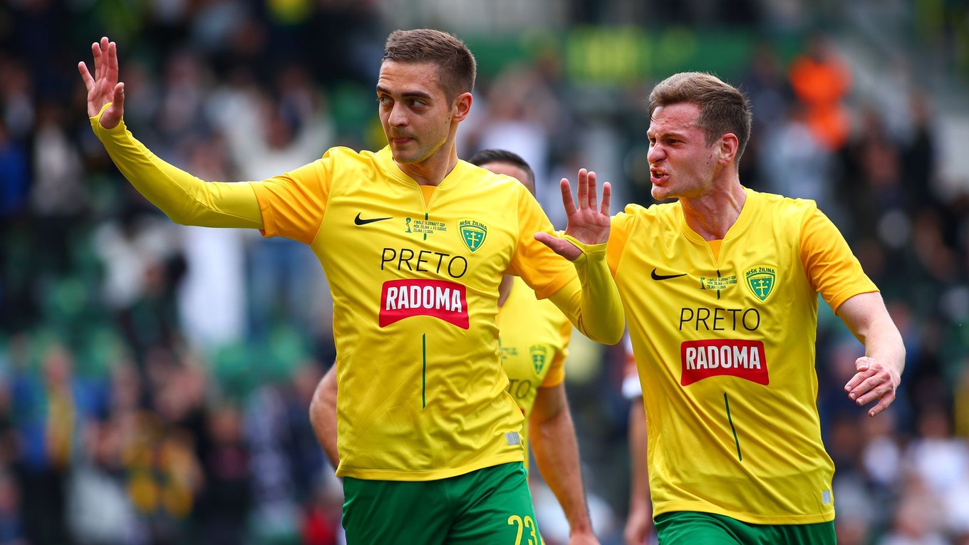 Na snímke zľava Michal Faško a Patrik Iľko (obaja Žilina) sa radujú z gólu počas finále Slovnaft Cupu.