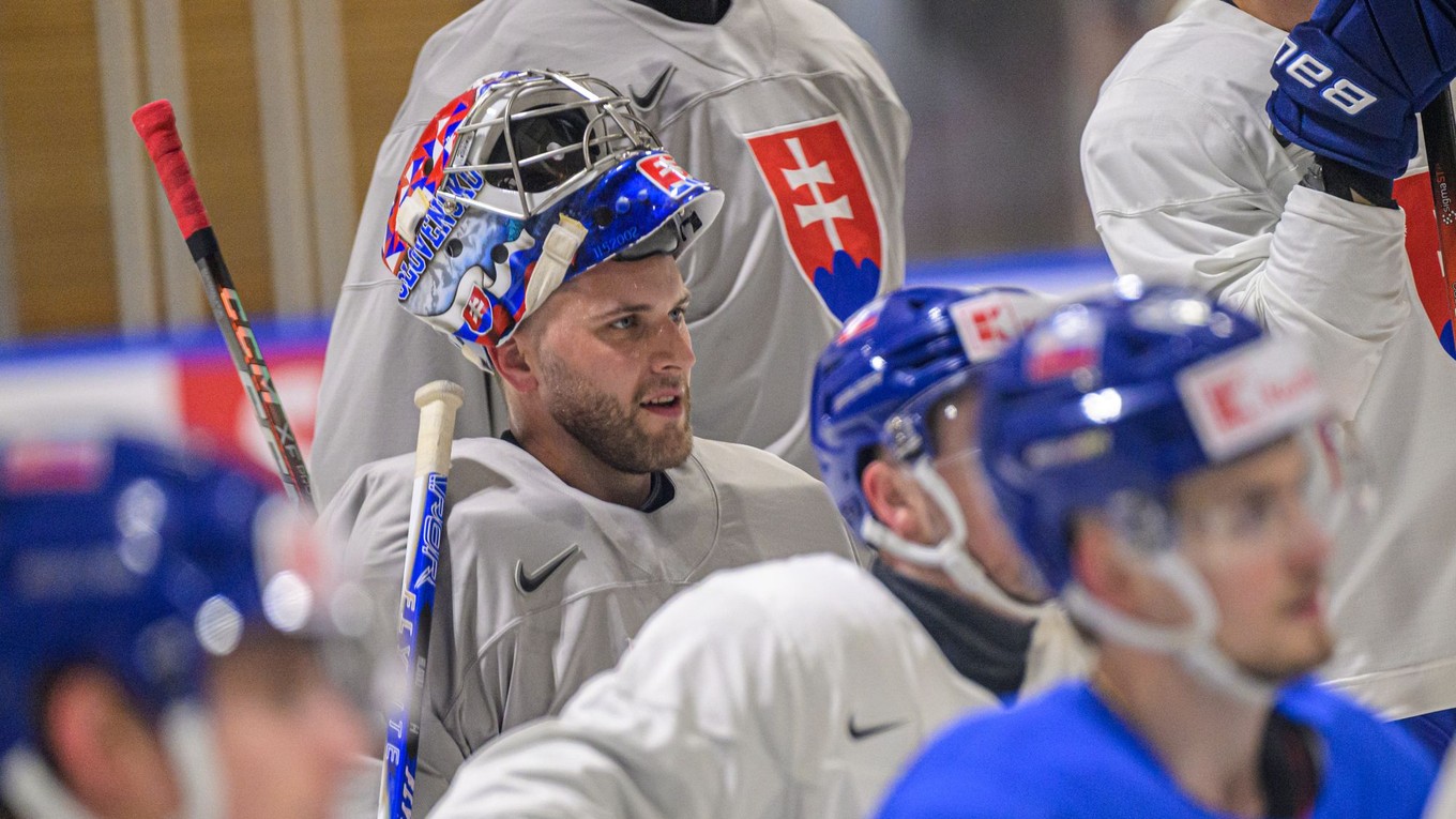 Brankár Samuel Hlavaj počas tréningu slovenskej hokejovej reprezentácie na MS v hokeji 2026.