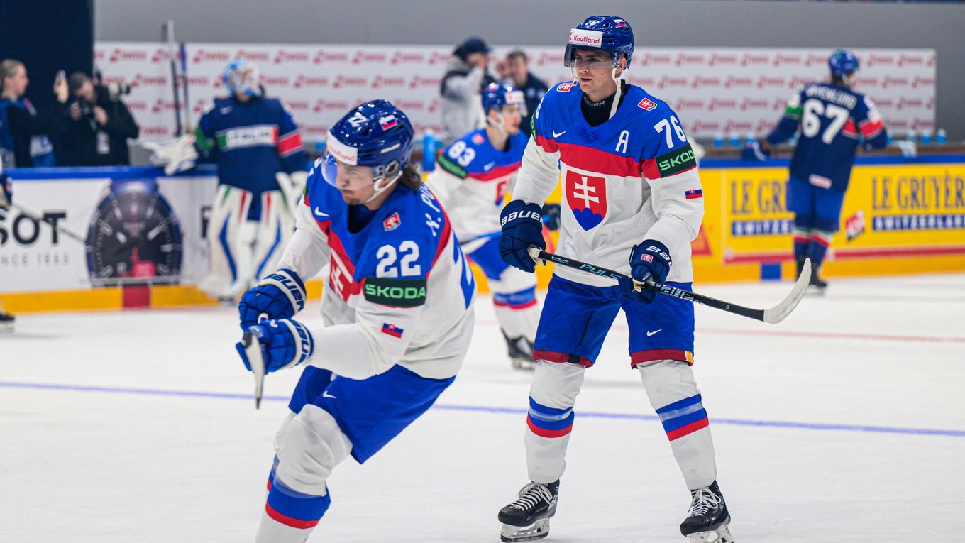 Kristián Pospíšil a Martin Pospíšil (obaja Slovensko) počas rozkorčuľovania pred zápasom základnej B-skupiny Taliansko - Slovensko.