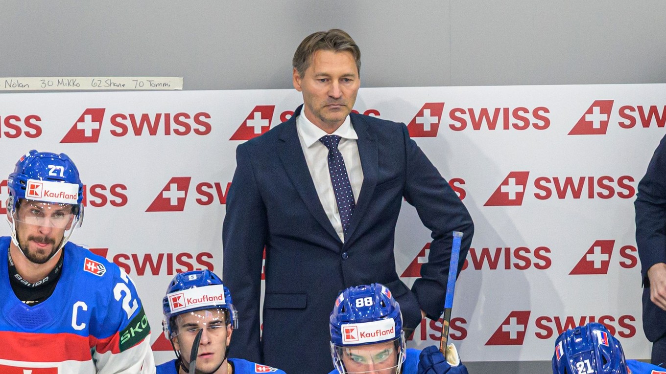 Tréner Vladimír Országh počas MS v hokeji 2026.