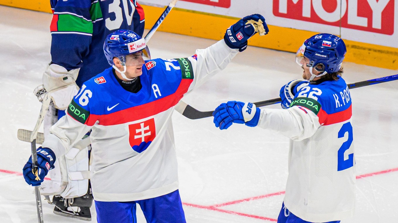 Na snímke vpravo hráč Kristán Pospíšil (Slovensko) sa teší z gólu so spoluhráčom Martinom Pospíšilom v zápase základnej B-skupiny Taliansko - Slovensko.
