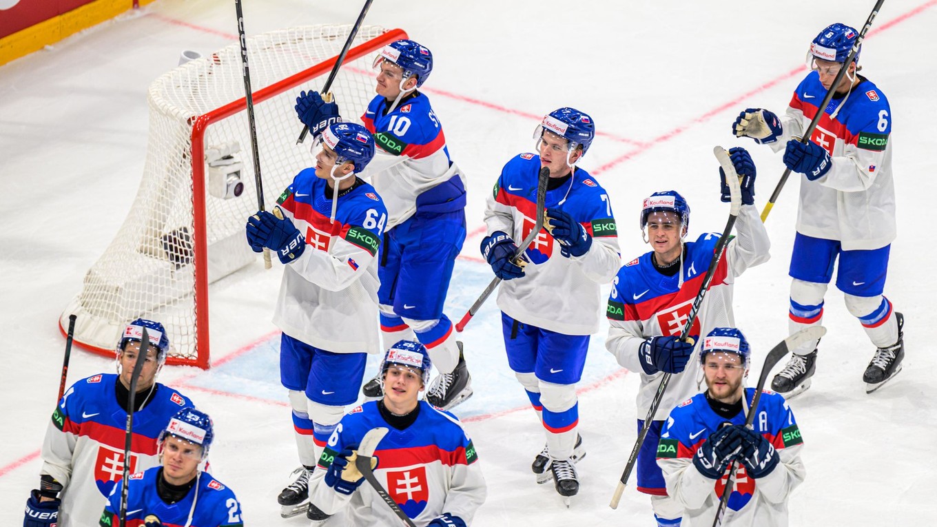 Slovenskí hokejisti ďakujú fanúšikom po víťazstve v zápase Taliansko - Slovensko.
