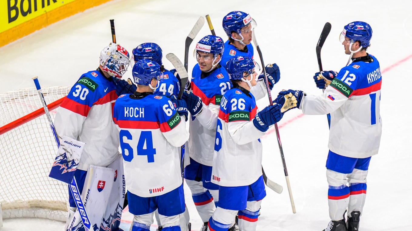 Slovenskí hokejisti ďakujú brankárovi Adamovi Gajanovi po víťazstve v zápase základnej B-skupiny Taliansko - Slovensko. 