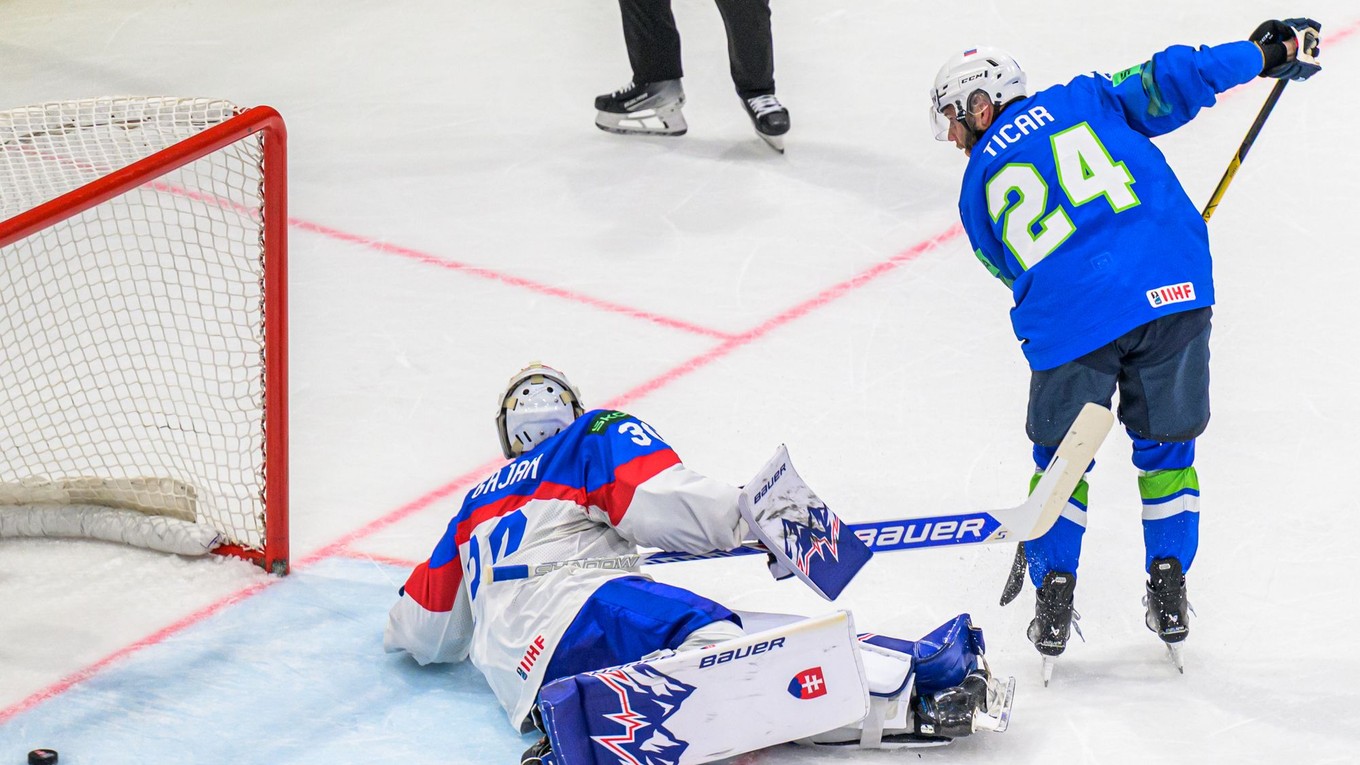 Brankár Adam Gajan (Slovensko), ktorého prekonáva Rok Tičar (Slovinsko) v samostatných nájazdoch.
