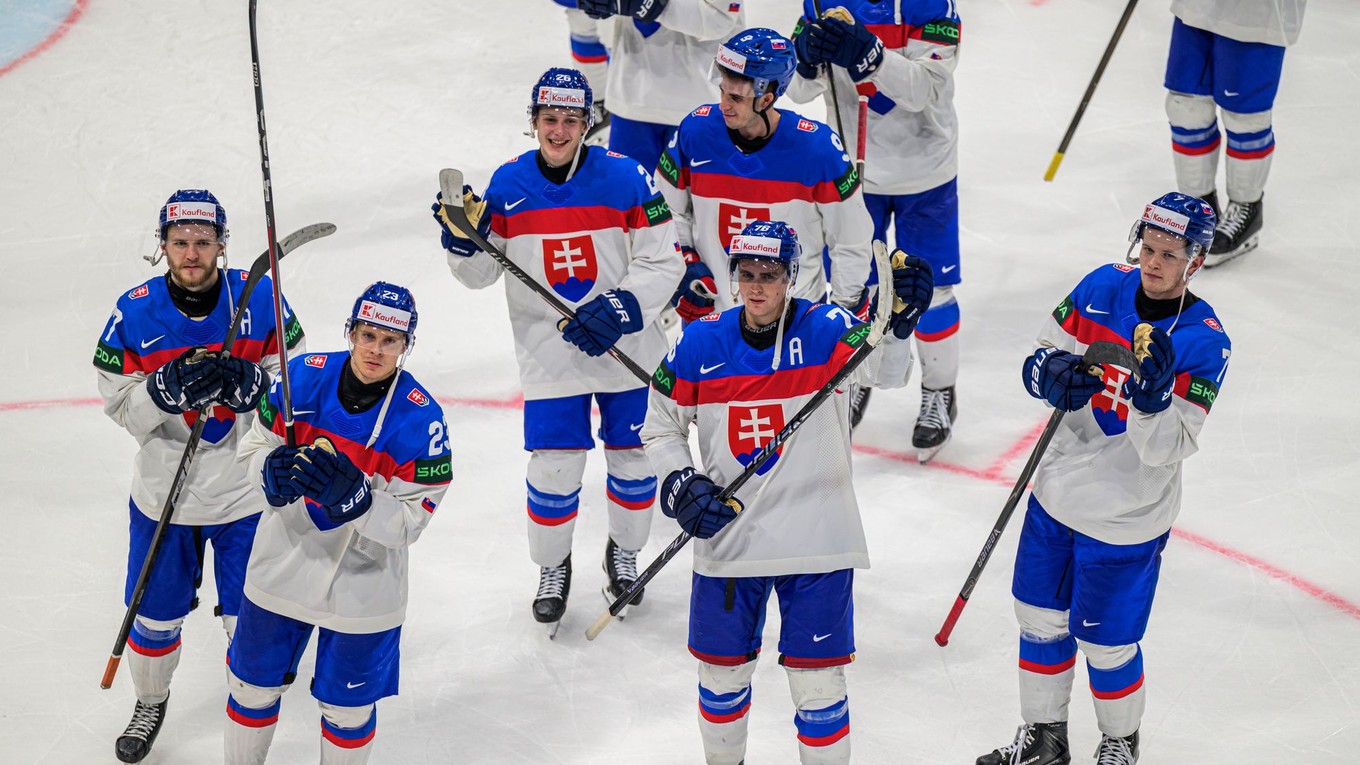 Slovenskí hokejisti sa tešia z výhry nad Slovinskom na MS v hokeji 2026.