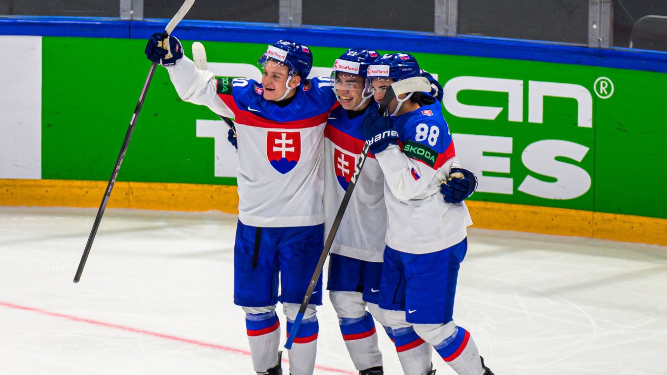 Martin Chromiak, Sebastián Čederle a Adam Sýkora sa tešia z gólu počas zápasu Dánsko - Slovensko.