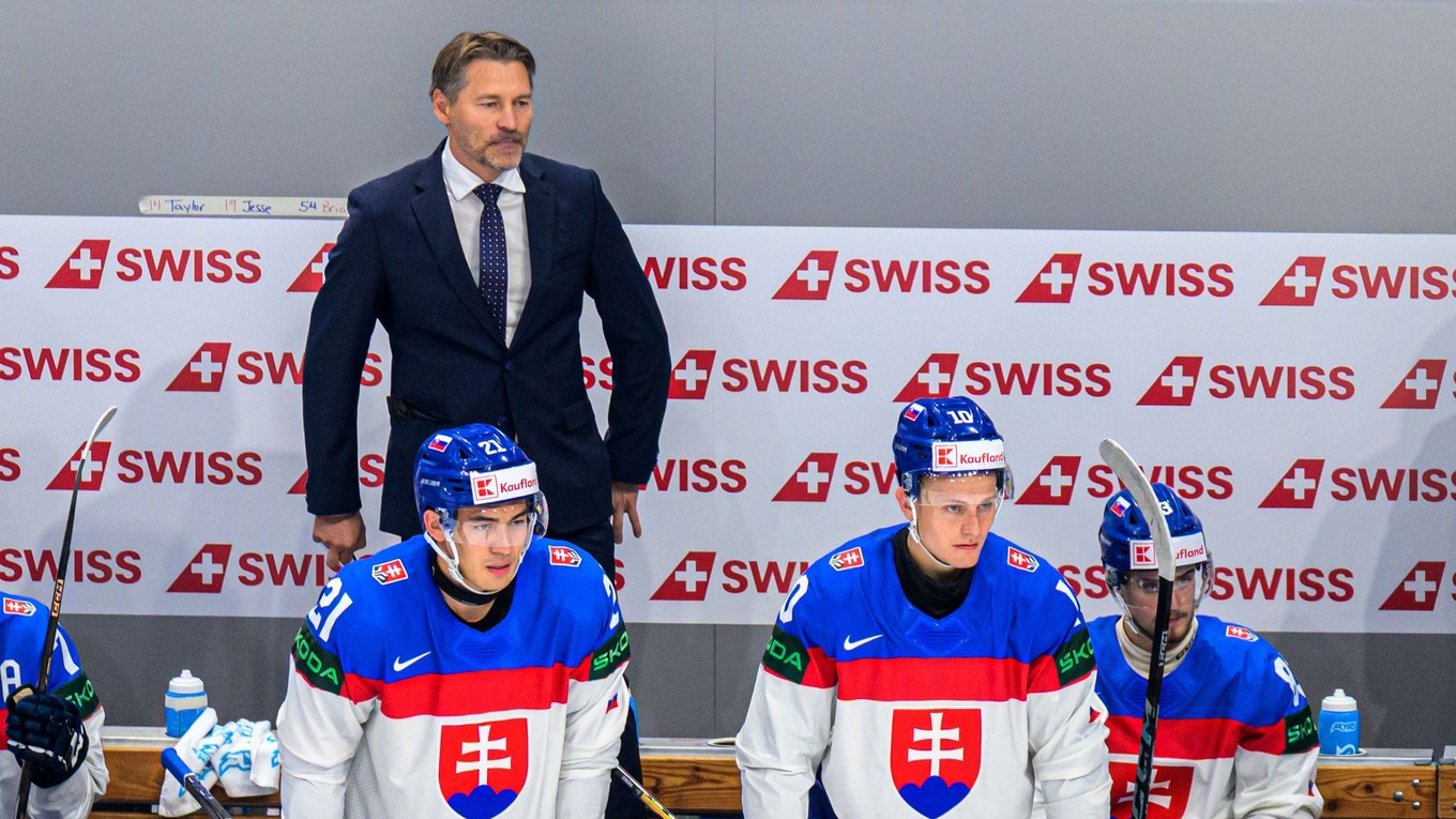 Tréner Vladimír Országh počas zápasu Slovensko - Česko.