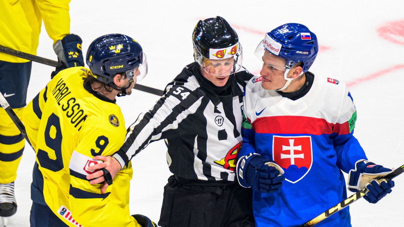 Linus Karlsson (Švédsko) a vpravo Adam Sýkora (Slovensko) v zápase základnej B-skupiny Švédsko - Slovensko.