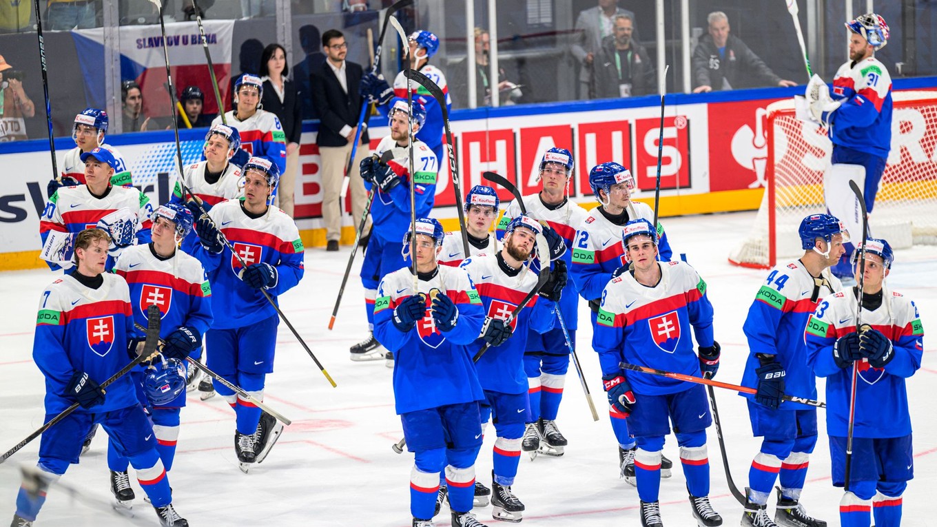 Hokejisti Slovenska ďakujú fanúšikom po prehre Slovenska so Švédskom 2:4.