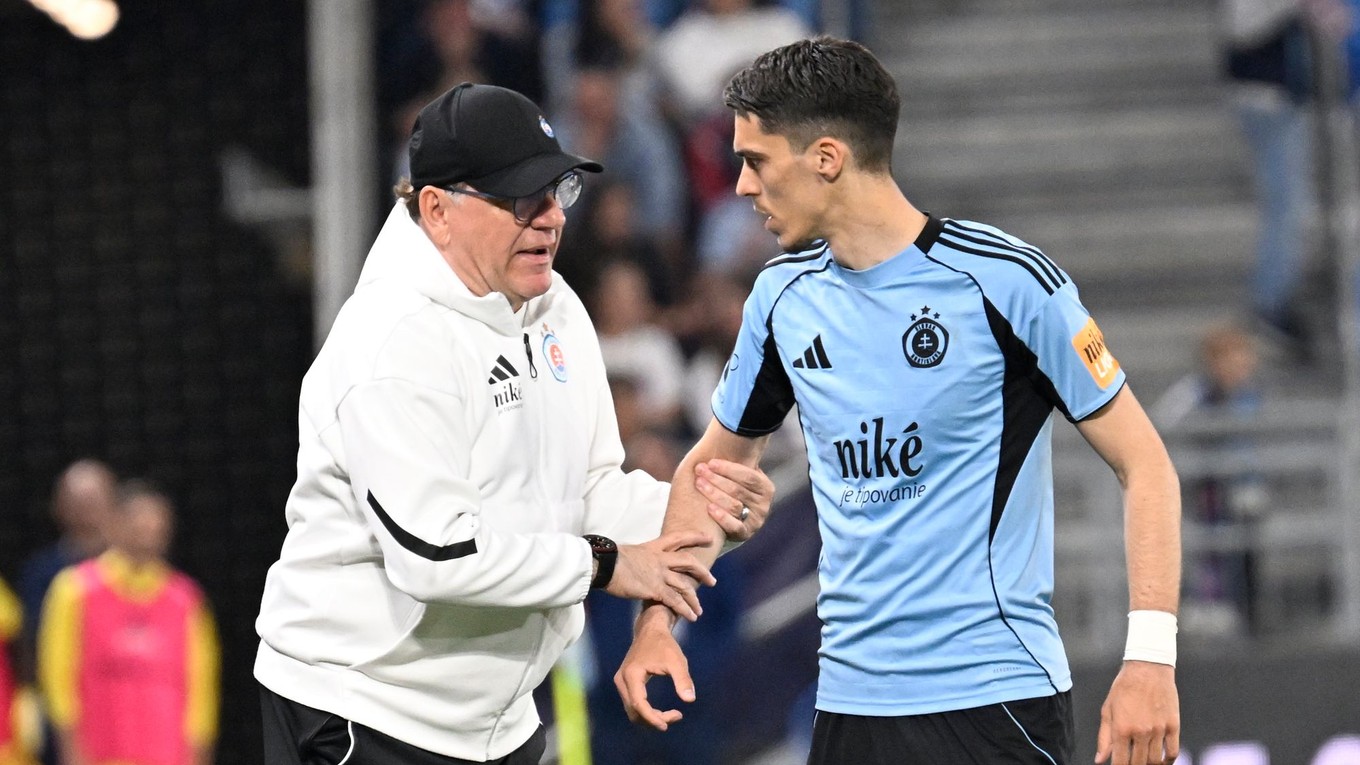 Na snímke vľavo tréner Slovana Vladimír Weiss st. a vpravo Niko Jankovič (Slovan).