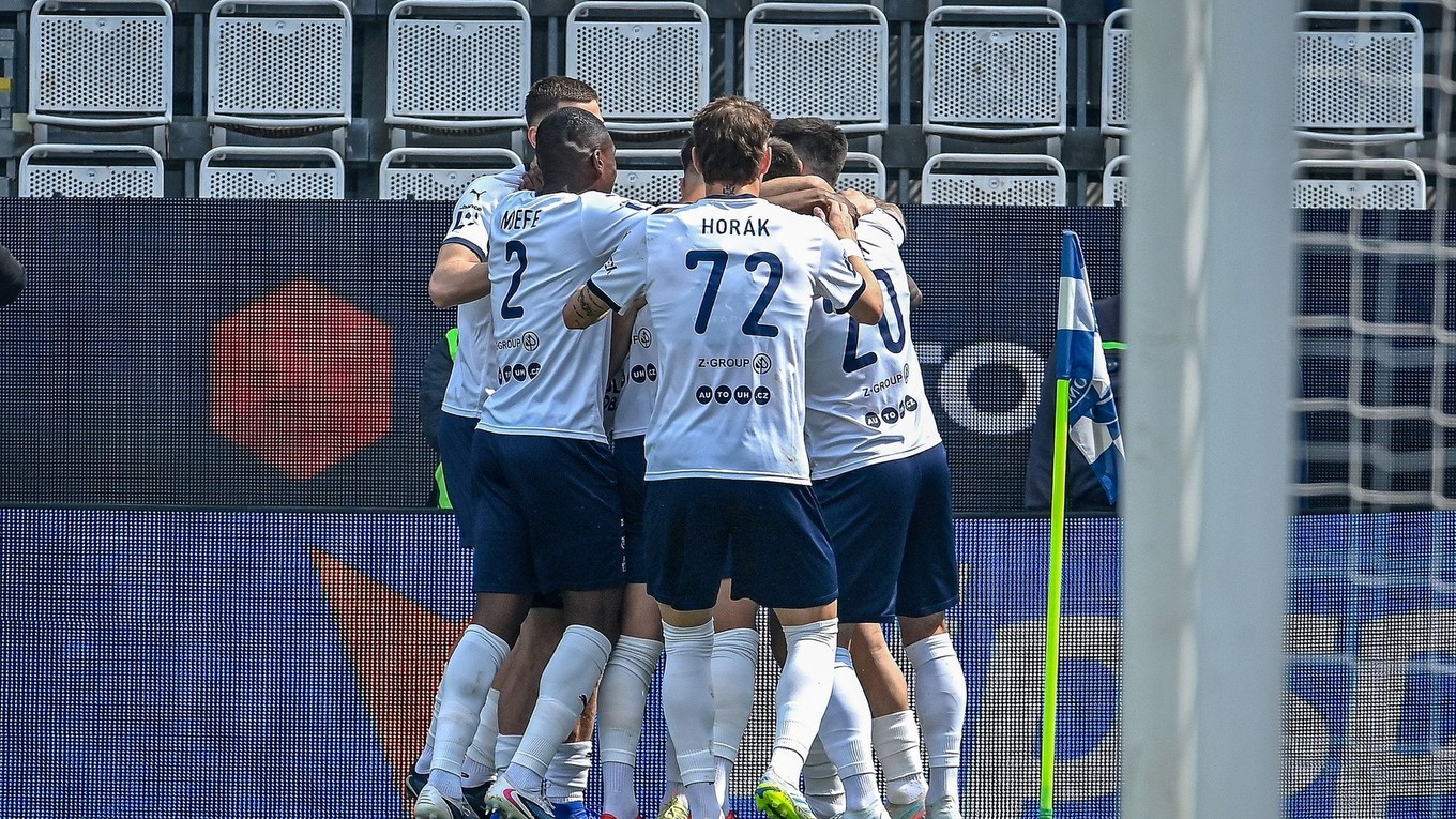 Futbalisti 1.FC Slovácko oslavujú gól.