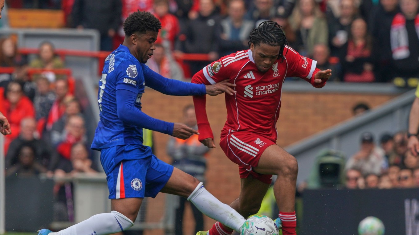 Andrey Santos z Chelsea zastavuje sklzom Ria Ngumohu z Liverpoolu.