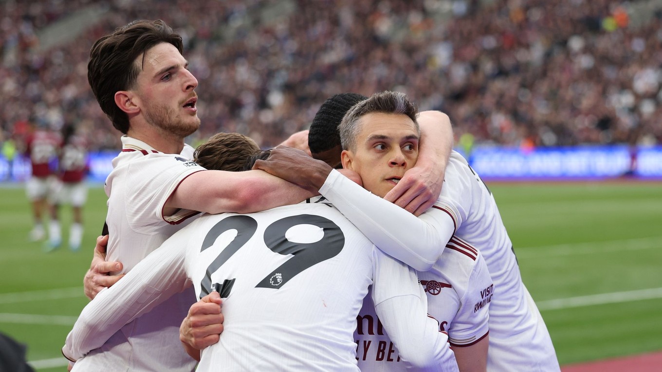 Arsenal oslavuje gól. 