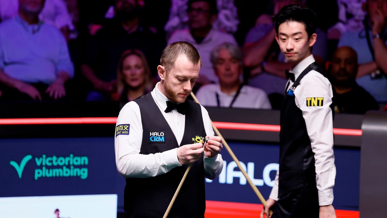 Momentka zo zápasu Mark Allen - Yize Wu v semifinále MS v snookri 2026. 