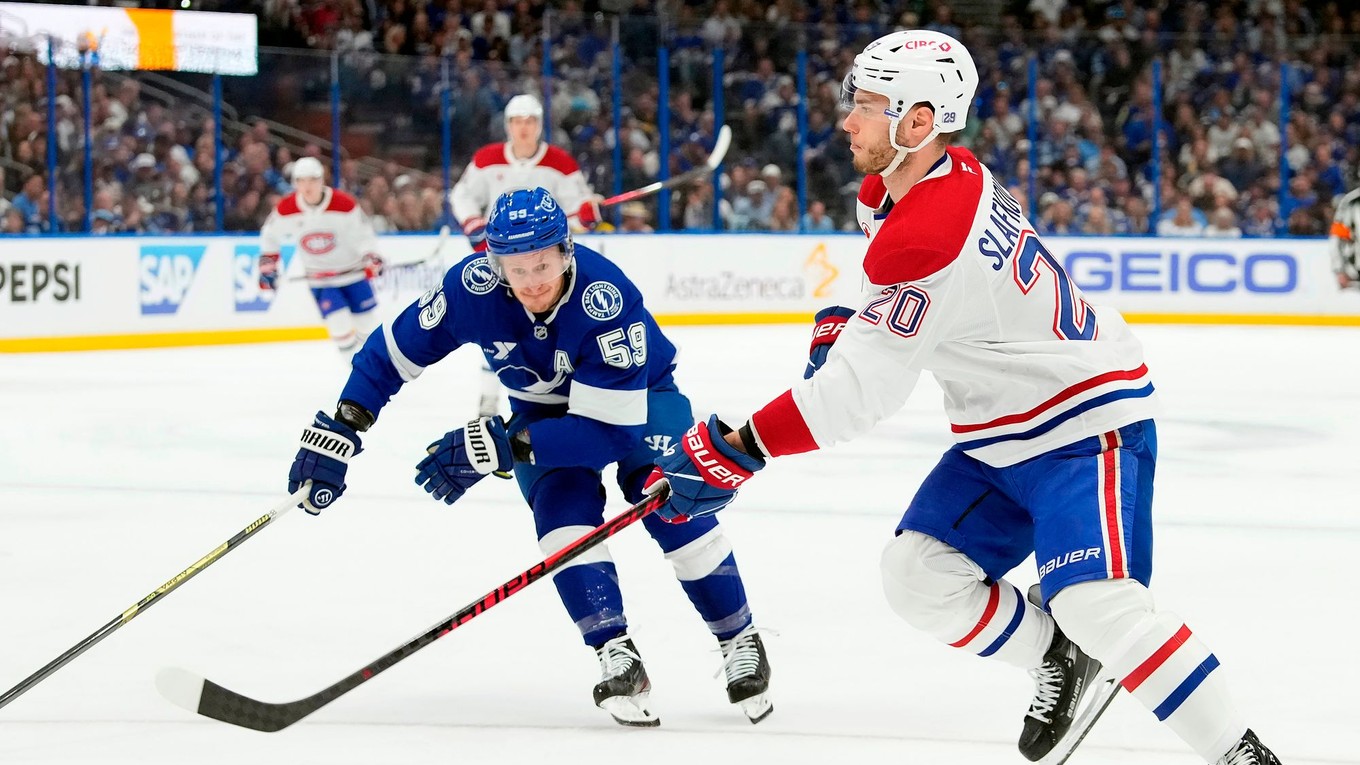 Juraj Slafkovský (vpravo) a Jake Guentzel v siedmom zápase medzi Tampou Bay a Montrealom.
